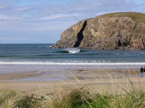 A beautiful small sandy beach cove on the north coast road. Can offer a little shelter from winds and surf due to high cliff faces that flank the cove.
Punchy beach beach with Lefts and rights.