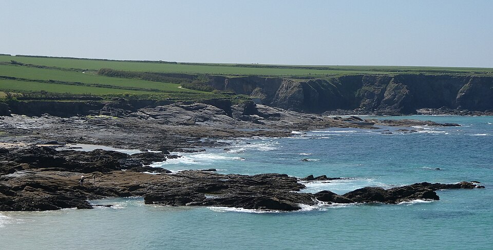 Trevone Bay - Rocky beach - geograph.org.uk - 8054439